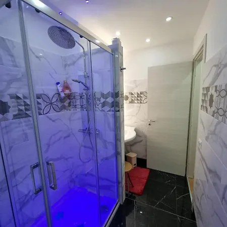 Elegante In Centro A - Piazza Colombo 아파트 *