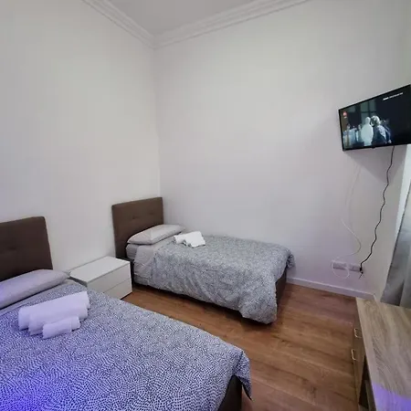 Elegante In Centro A - Piazza Colombo 아파트 *